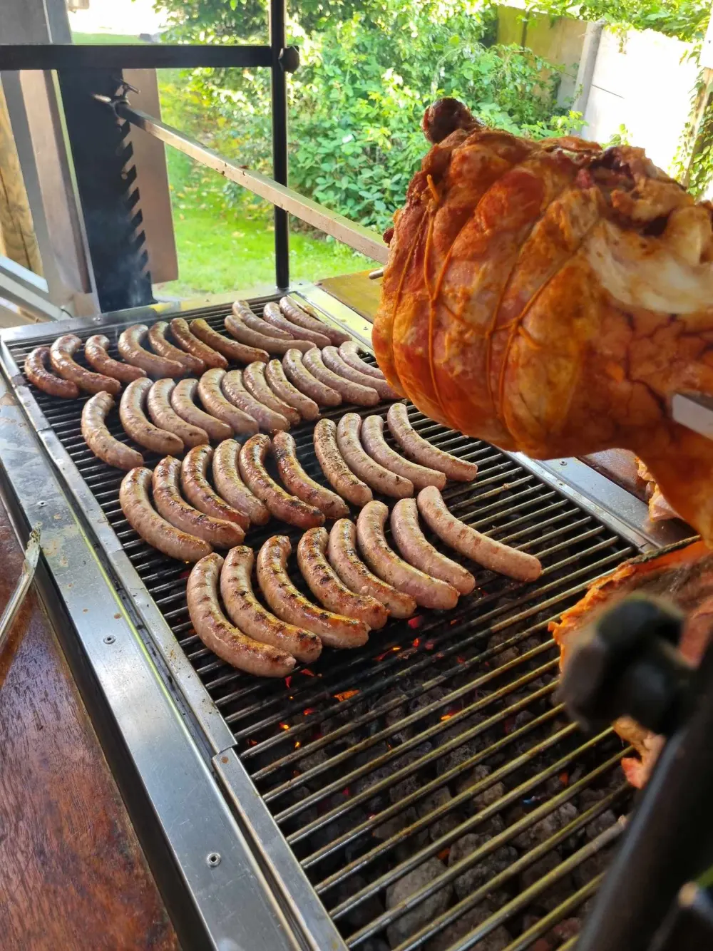 Barbecue sur place : saucisses grillées et rôti à la broche