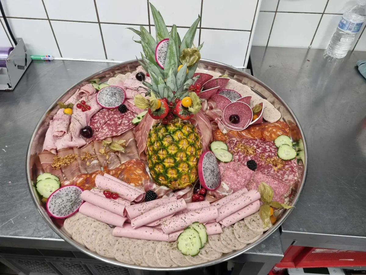 Grand plateau de charcuteries fines autour d’un ananas