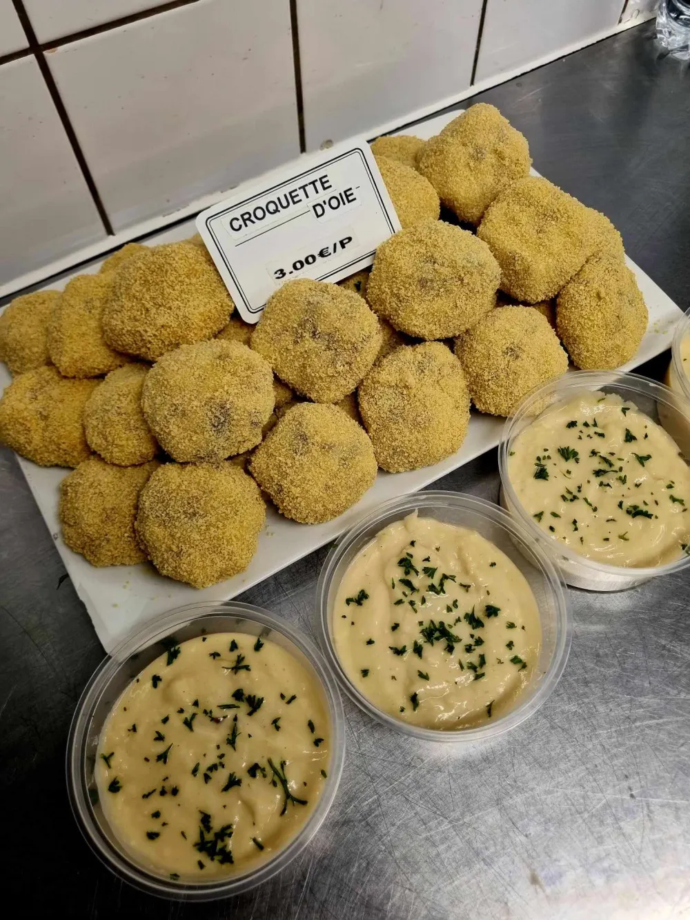 Croquettes d’oie panées et pots de sauce à l’instar de Visé