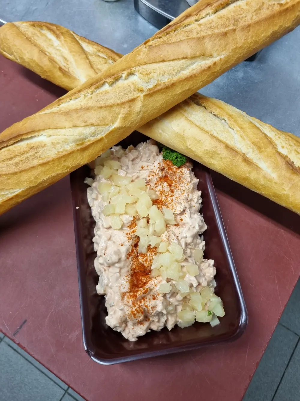 Salade parisienne maison et baguettes fraîches