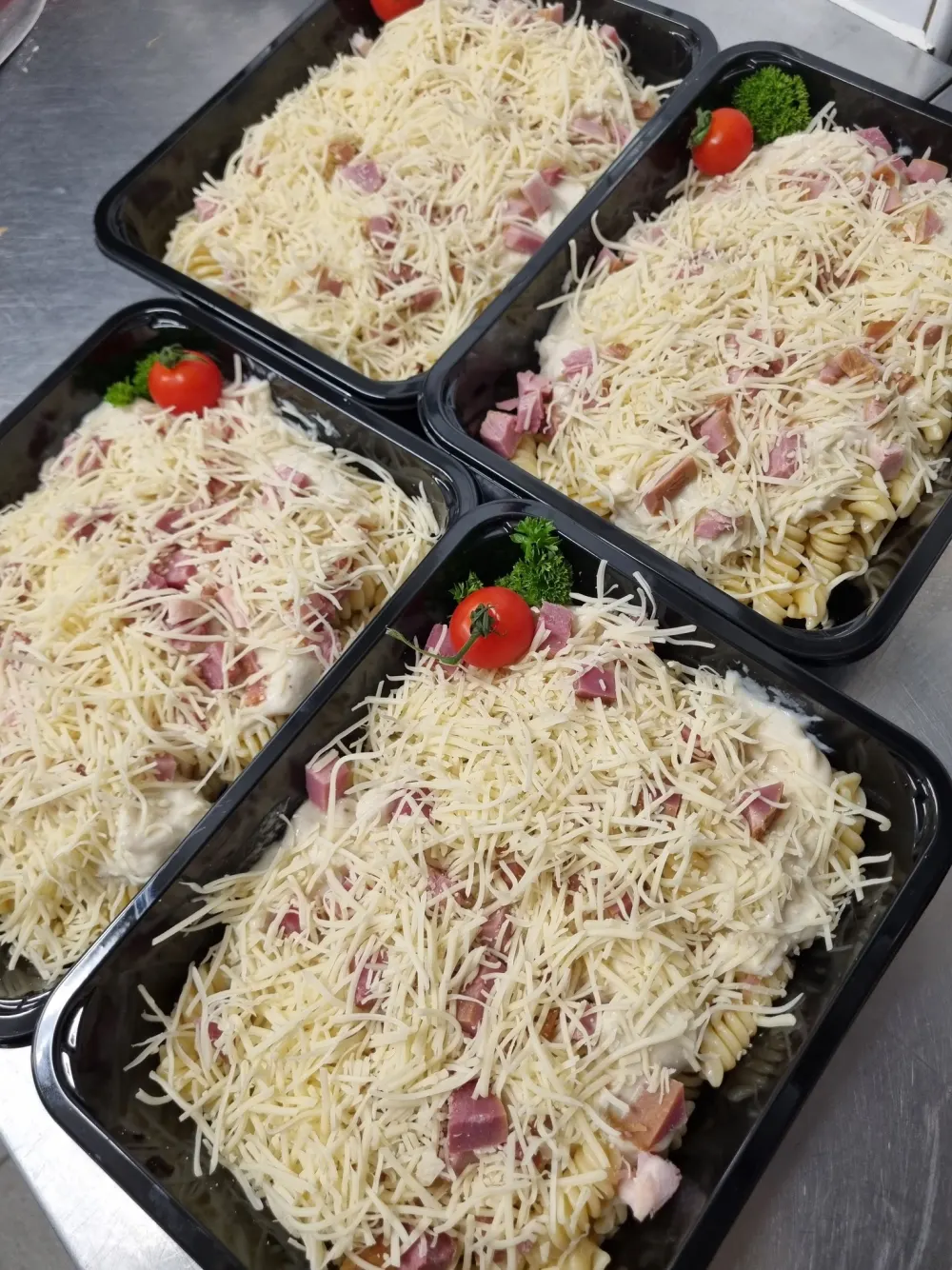 Gratins de pâtes au jambon prêts à enfourner, en barquettes