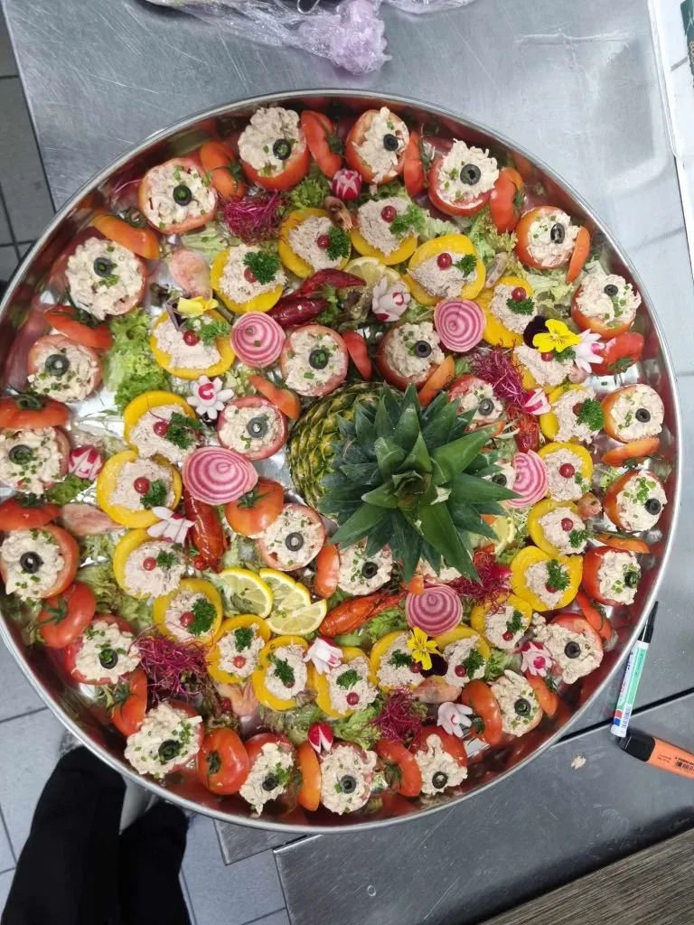 Grand plateau de tomates et pêches farcies au thon, écrevisses et légumes croquants, décor ananas