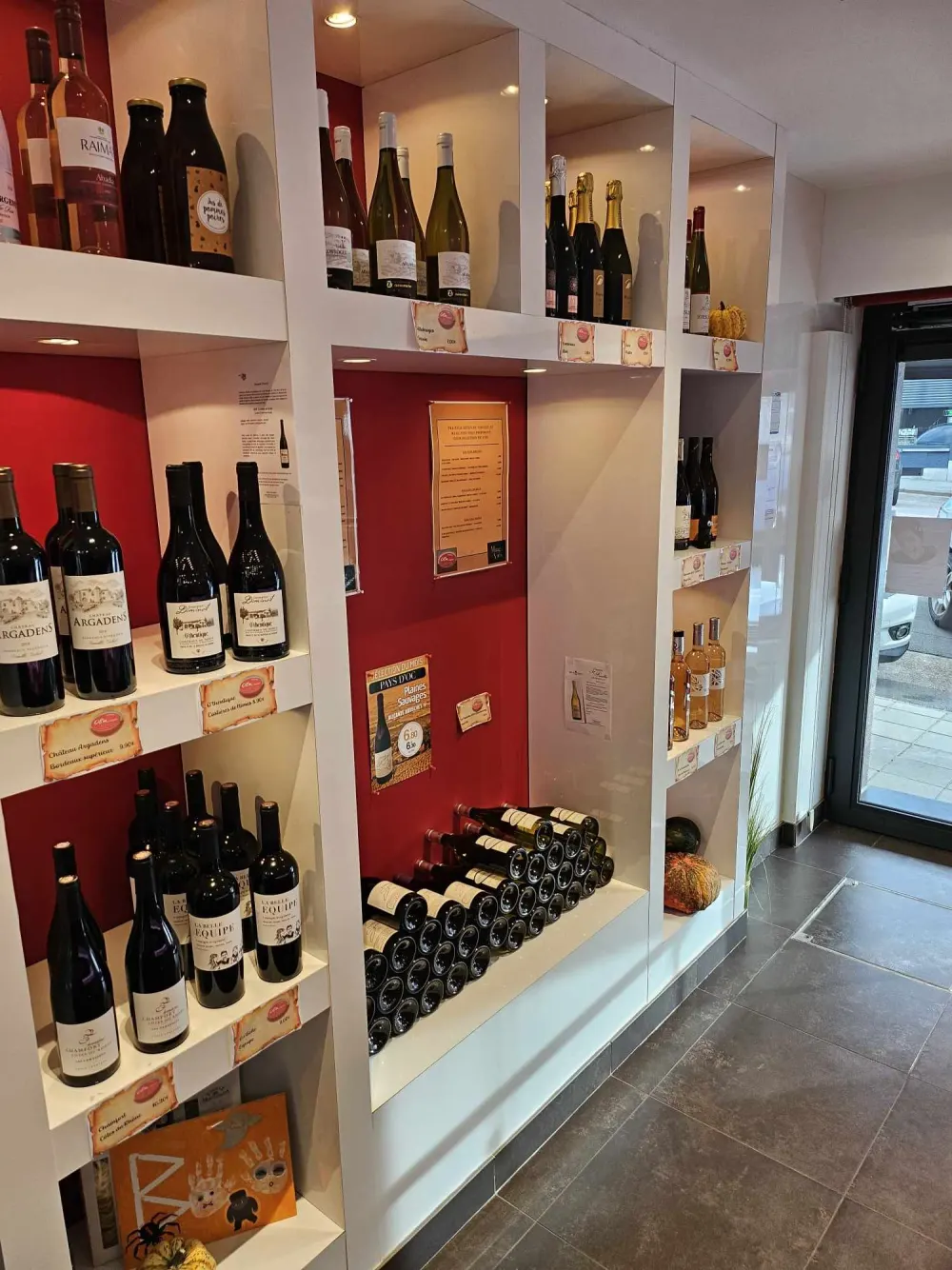 Cave à vins du magasin : bordeaux, côtes-du-rhône, bulles et jus de pommes-poires